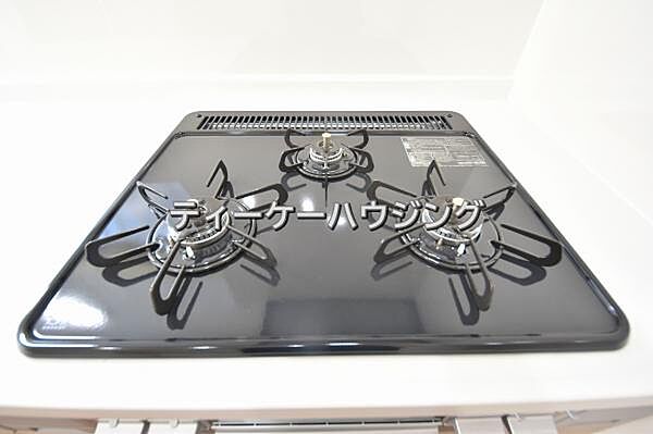 三つの調理が同時に出来てお料理時間を一気に短縮。三口ホーロートップコンロ
