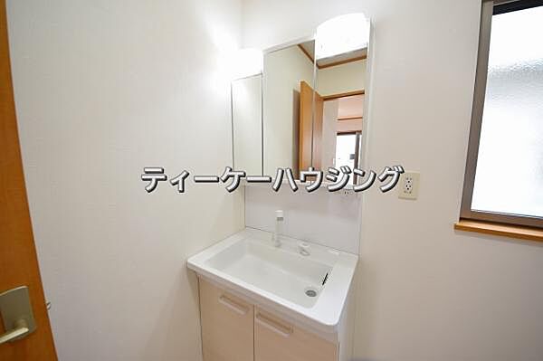 清潔感のあるボウル。開放感ある空間と、十分な大きさの鏡も自慢です。