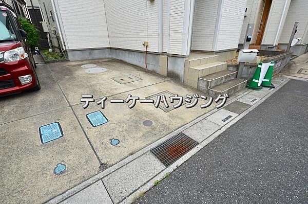 間口が広くて、停めやすい駐車スペースです。