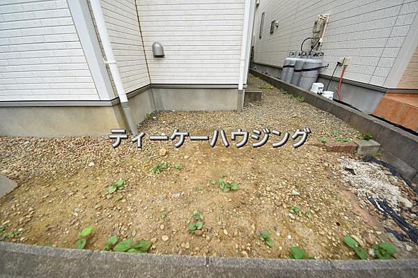 夏はビニールプールで元気に水遊び。ガーデニングや家庭菜園と腕の見せ所です。
