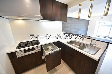 対面式キッチンからはご家族の笑顔を眺めながらお料理して頂けます。毎日の炊事が楽しくなりますね。