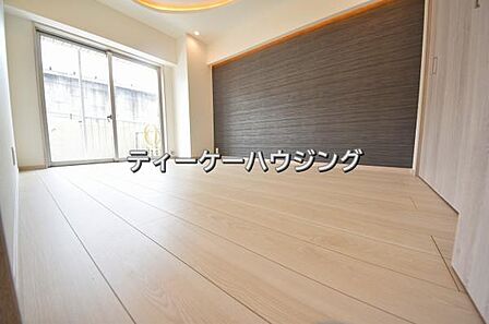 バルコニーに面した明るくて、風通しの良い心地よい洋室です。