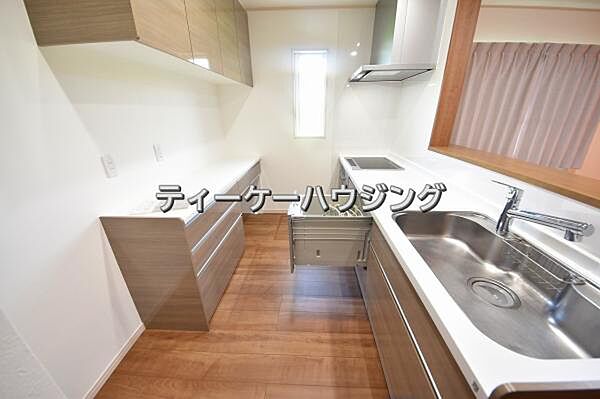 対面式キッチンからはご家族の笑顔を眺めながらお料理して頂けます。毎日の炊事が楽しくなりますね。
