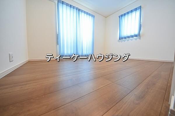 バルコニーに面した明るくて、風通しの良い心地よい洋室です。
