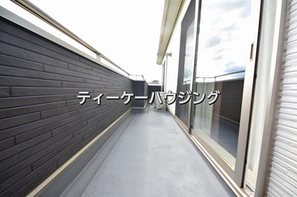 広々したバルコニーは日々の暮らしに、ゆとりと優雅さをもたらしてくれる筈です。