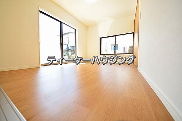 日当たり良好です。2面彩光の明るい居室。