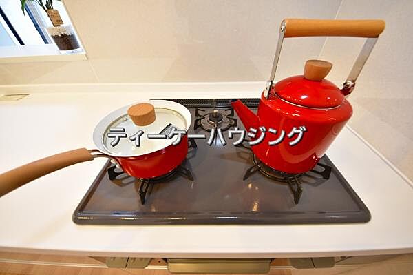 三つの調理が同時に出来てお料理時間を一気に短縮。三口ホーロートップコンロ