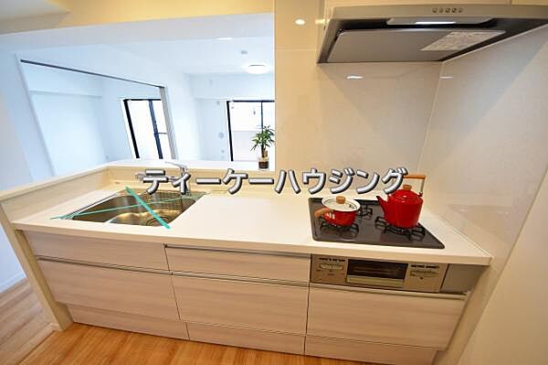 対面式キッチンからはご家族の笑顔を眺めながらお料理して頂けます。毎日の炊事が楽しくなりますね。