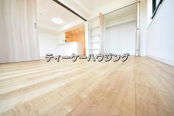 南に面した洋室は採光、通風に優れた心地よい空間です。