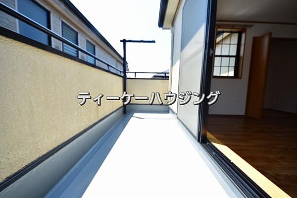 広々した2面バルコニーは日々の暮らしに、ゆとりと優雅さをもたらしてくれる筈です。
