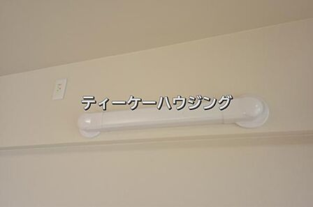 エアコンを設置出来るように先行配管を施しました。