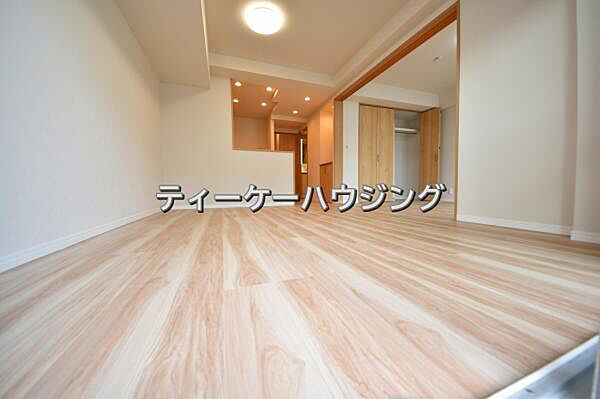 彩光をふんだんに取り入れた明るいリビングは”使いやすい形”にもこだわりました。