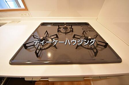 三つの調理が同時に出来てお料理時間を一気に短縮。三口ホーロートップコンロ