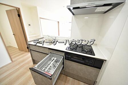 対面式キッチンからはご家族の笑顔を眺めながらお料理して頂けます。毎日の炊事が楽しくなりますね。