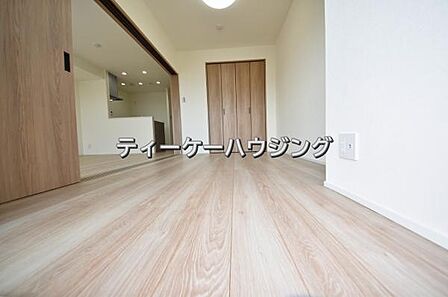 南に面した洋室は採光、通風に優れた心地よい空間です。