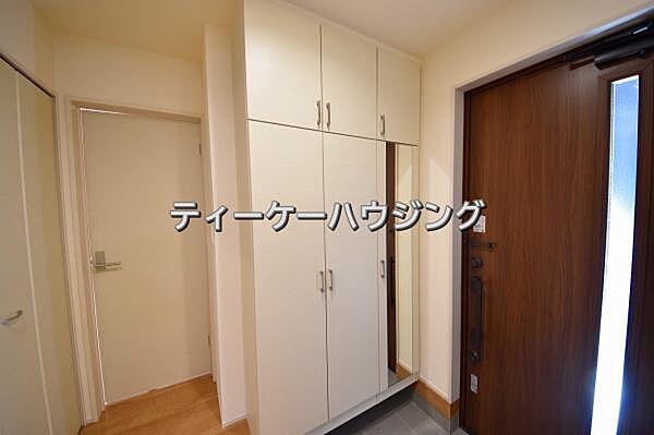 収納力たっぷり。ゆとりのシューズボックスにはママのブーツもラクラク入ります。