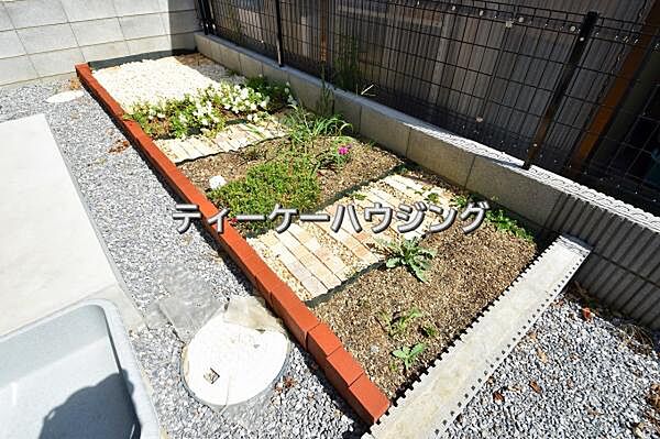 夏はビニールプールで元気に水遊び。ガーデニングや家庭菜園と腕の見せ所です。