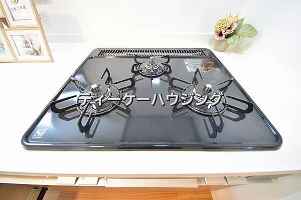 三つの調理が同時に出来てお料理時間を一気に短縮。三口ホーロートップコンロ