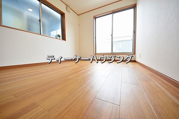 バルコニーに面した明るくて、風通しの良い心地よい洋室です。