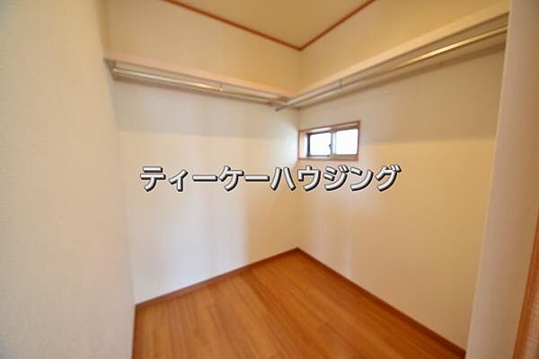 女性に嬉しい大容量のウォークインクローゼット。収納場所を気にせず、ママも安心してオシャレを楽しめます