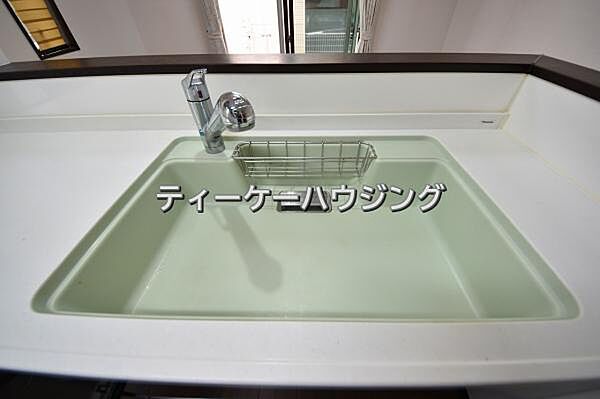 家族と触れ合いを大切にできる対面キッチンです。浄水器付きです。