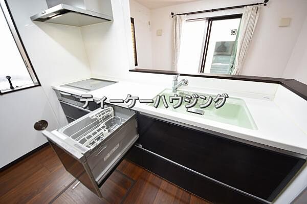 対面式キッチンからはご家族の笑顔を眺めながらお料理して頂けます。毎日の炊事が楽しくなりますね。