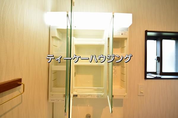 三面鏡の裏には収納がたっぷり。洗面室をすっきりきれいに使えます。