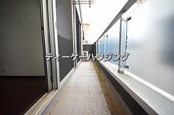 広々したバルコニーは日々の暮らしに、ゆとりと優雅さをもたらしてくれる筈です。