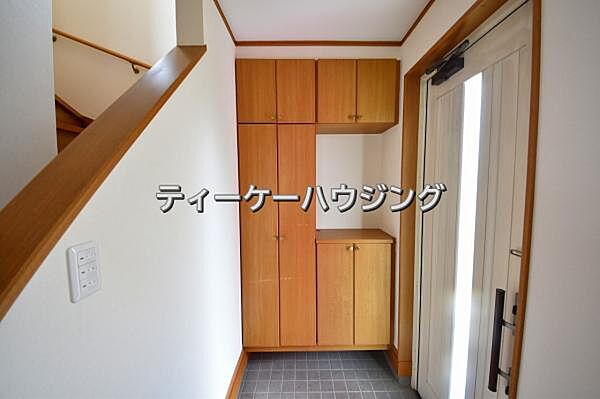 収納力たっぷり。ゆとりのシューズボックスにはママのブーツもラクラク入ります。