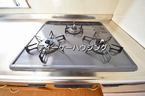 三つの調理が同時に出来てお料理時間を一気に短縮。三口ホーロートップコンロ