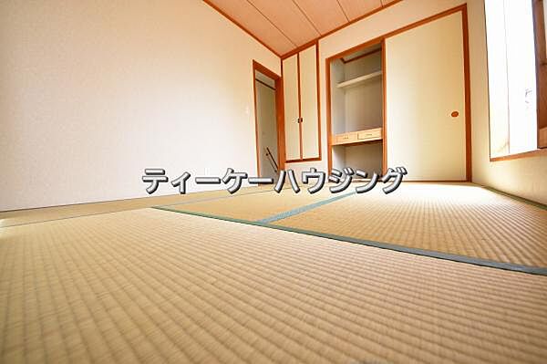 畳には空気が多く含まれているので、空気の層が音を吸収。元気いっぱいの子供さんも伸び伸び遊べます。