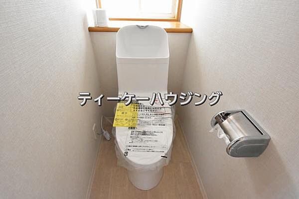トイレには窓がございます。