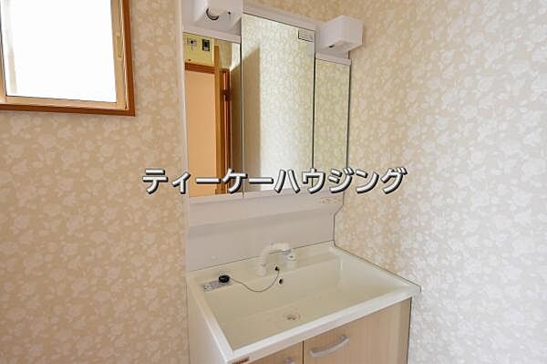 清潔感のあるボウル。開放感ある空間と、十分な大きさの鏡も自慢です。