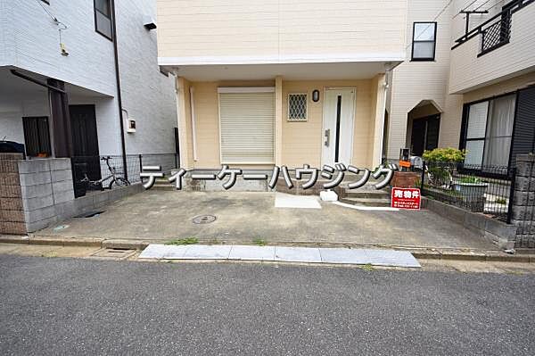 間口が広くて、停めやすい駐車スペースです。