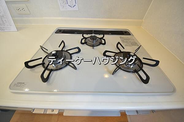 三つの調理が同時に出来てお料理時間を一気に短縮。三口ホーロートップコンロ
