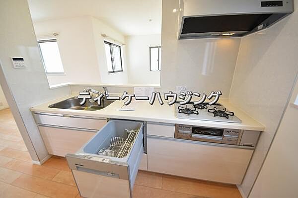 対面式キッチンからはご家族の笑顔を眺めながらお料理して頂けます。毎日の炊事が楽しくなりますね。