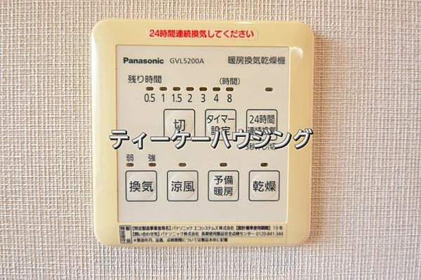 浴室暖房乾燥機がバスルーム内を換気して、カビの発生を抑えます。お洗濯物もよく乾きます。