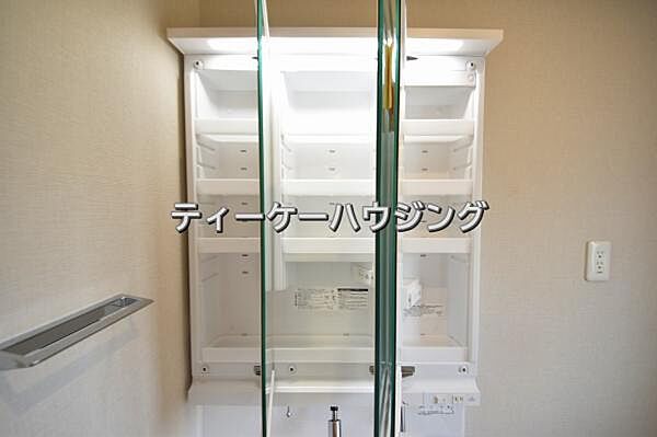 三面鏡の裏には収納がたっぷり。洗面室をすっきりきれいに使えます。