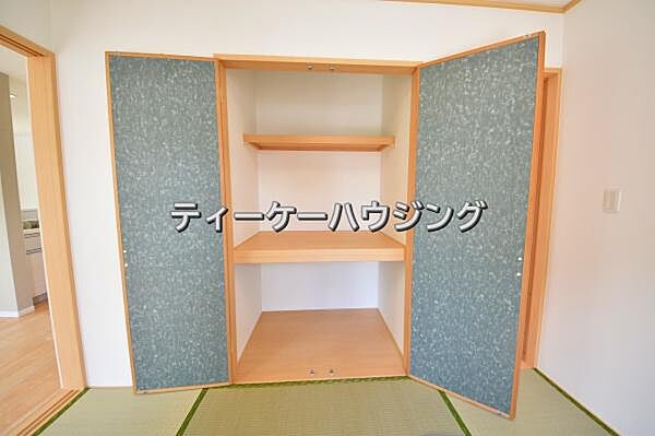 大家族にもご対応可能な大型収納が、各居室に標準装備されております。