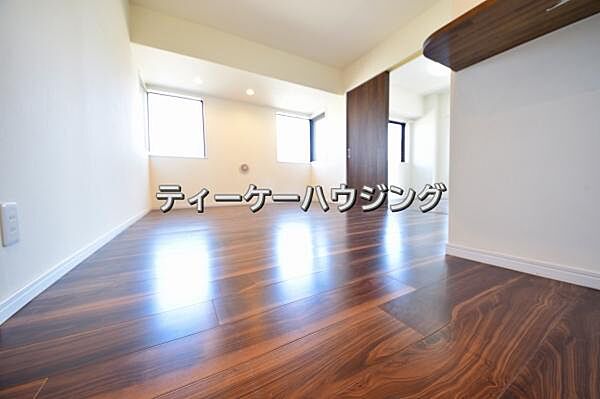 彩光をふんだんに取り入れた明るいリビングは”使いやすい形”にもこだわりました。