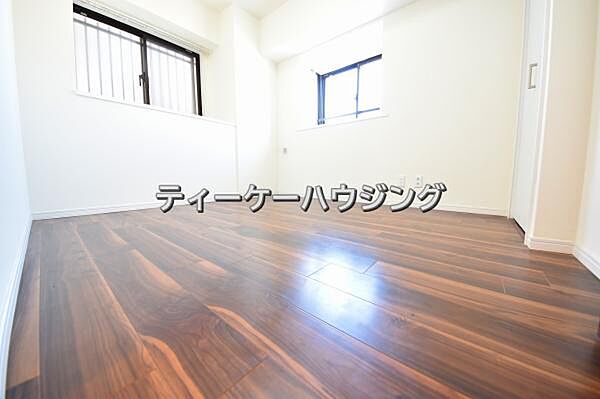 日当たり良好です。2面彩光の明るい居室。