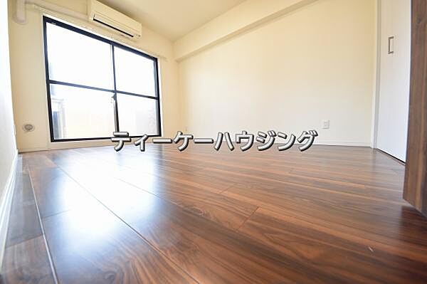 バルコニーに面した明るくて、風通しの良い心地よい洋室です。