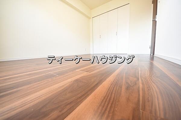 南に面した洋室は採光、通風に優れた心地よい空間です。