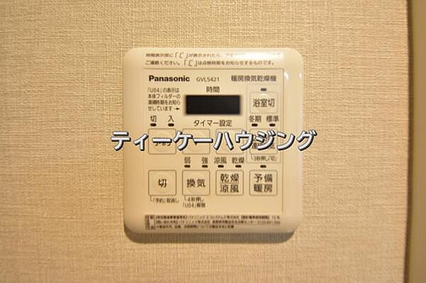 浴室暖房乾燥機がバスルーム内を換気して、カビの発生を抑えます。お洗濯物もよく乾きます。