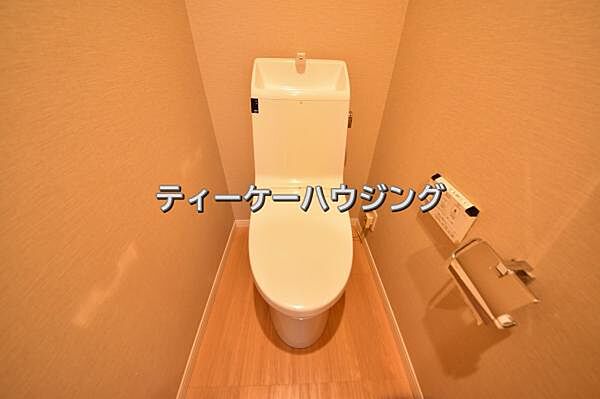 温水洗浄機能付き便座を標準装備。清潔で快適な空間を演出します。