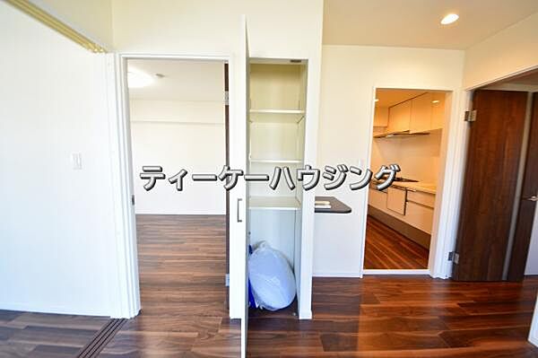 リビングに収納があると助かりますよね。