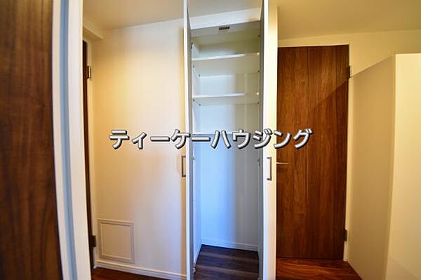 廊下に収納があると助かりますよね。