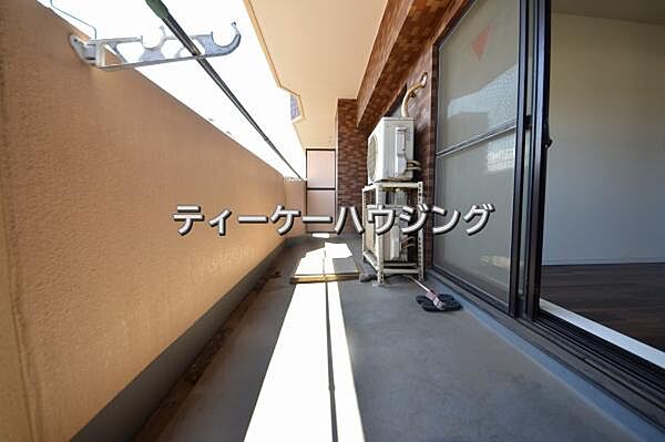 広々したバルコニーは日々の暮らしに、ゆとりと優雅さをもたらしてくれる筈です。