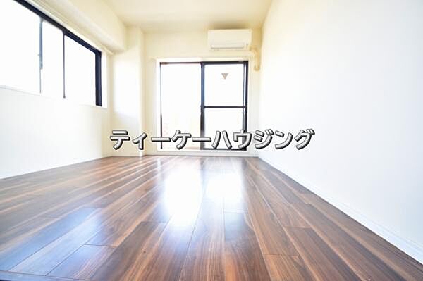 バルコニーに面した明るくて、風通しの良い心地よい洋室です。