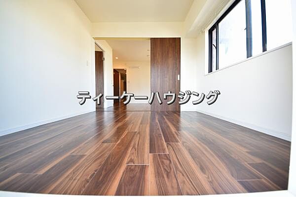 南に面した洋室は採光、通風に優れた心地よい空間です。